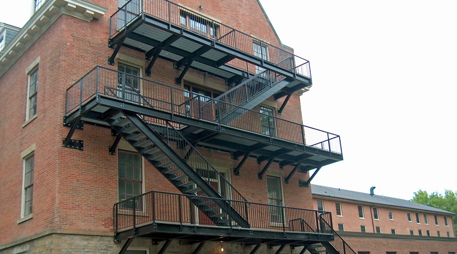 Использование пожарных лестниц зданий для оперативной эвакуации персонала предприятий