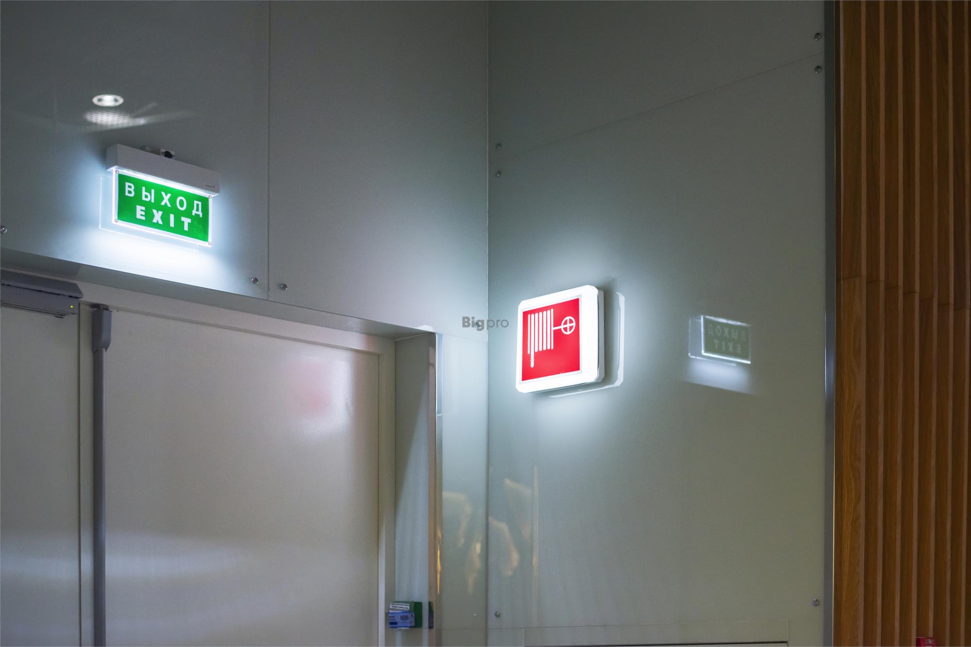 Установка и обслуживание эвакуационных знаков на предприятиях