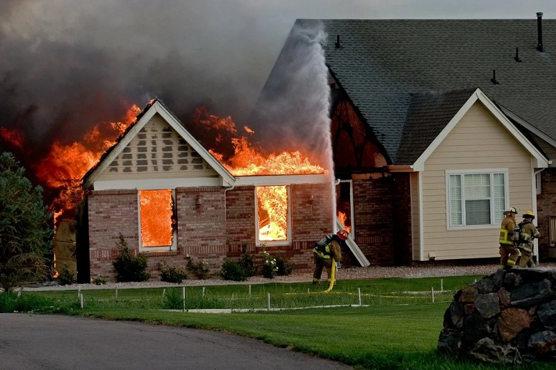 Основные риски возгорания и распространения огня в деревянных крышах