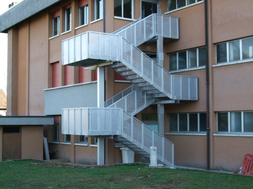 Пожарные лестницы в зданиях с особыми требованиями: адаптация к медицинским учреждениям, технологическим центрам