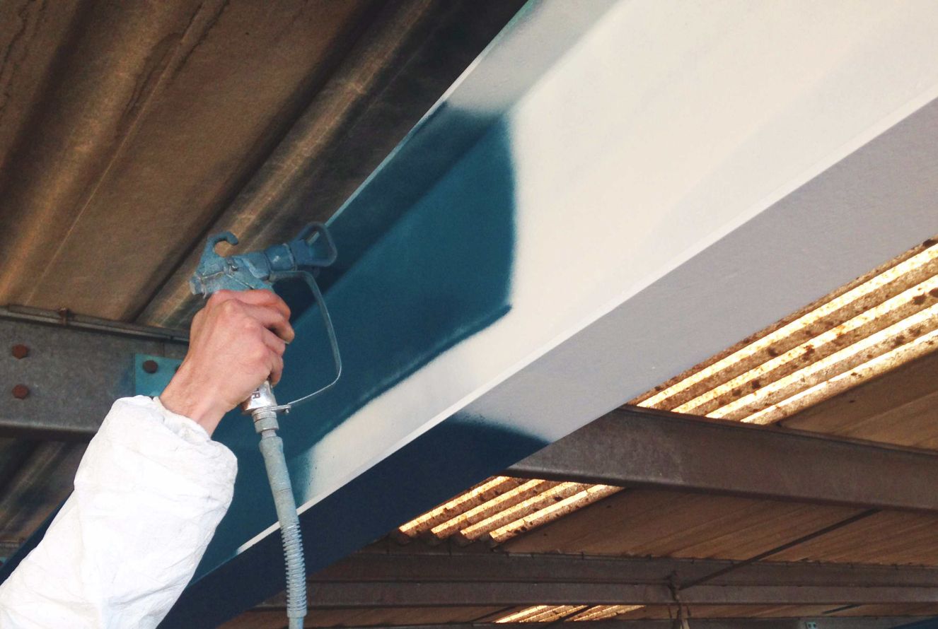 Процесс огнезащиты несущих конструкций